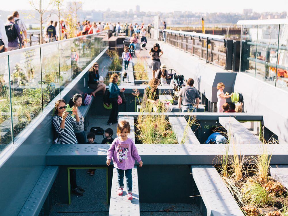High Line, New York. Spazio gioco per bambini realizzato recuperando le strutture originali della linea ferroviaria rigenerata. 