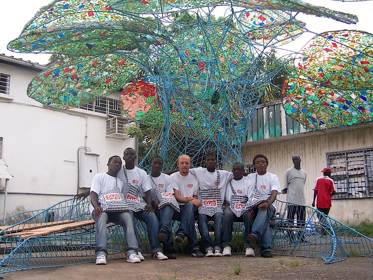 Progetto di arte partecipata in Cameroon, con alberi artificiali con materiale riciclato