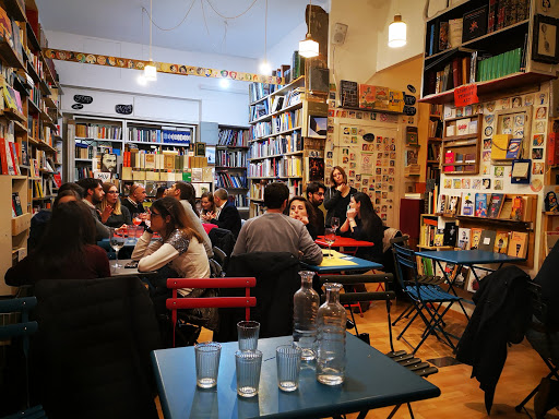 Bar con libreria e attività culturali